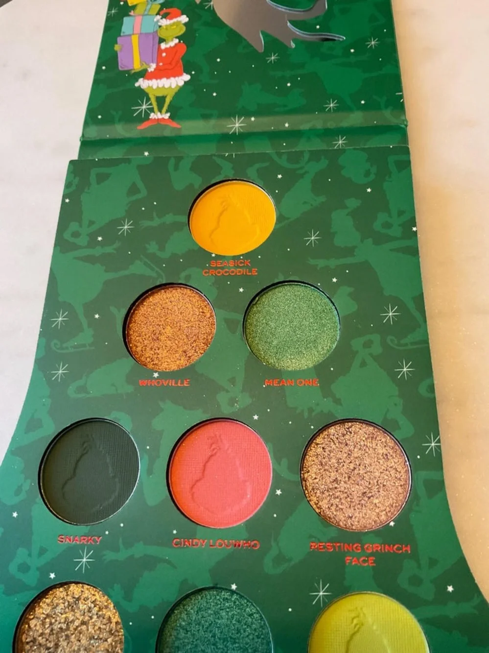 Revolution x The Grinch 17 colors Eye Shadow Palette - Green with Red Text new
